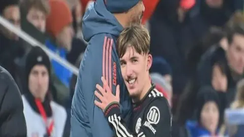 德布劳内铲球被萨拉赫机智绕过，直冲替补区[2...6]